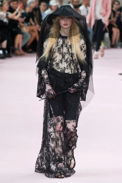Look 18